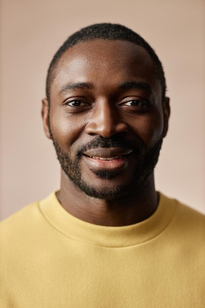 Foto afro-amerikaanse man kijkt naar de camera.