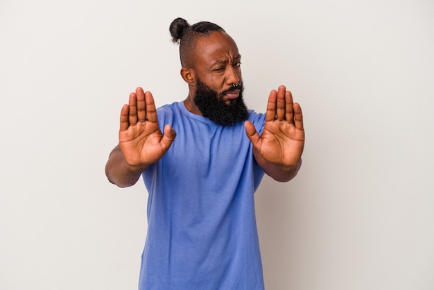 Afro-amerikaanse man met baard geïsoleerd op roze achtergrond permanent met uitgestrekte hand weergegeven: stopbord, voorkomen dat u.