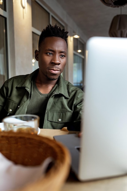 Afro-Amerikaanse man met behulp van computer