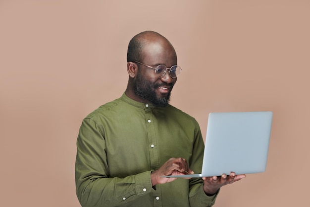 Afro-Amerikaanse man met behulp van laptopcomputer