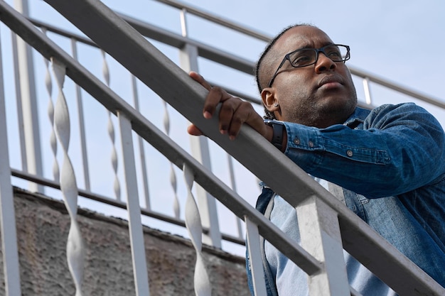 Afro-Amerikaanse man met bril peinsde dat traplopen stopte