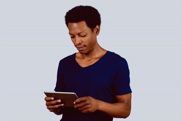 Afro-Amerikaanse man met digitale tablet.