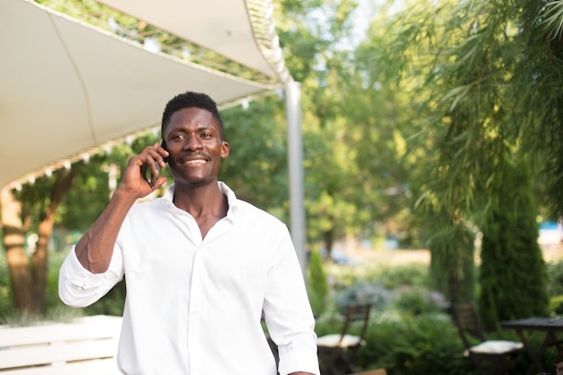 Afro-Amerikaanse man met een telefoon op straat