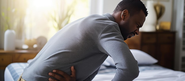 Afro-Amerikaanse man met rug- en nekpijn in bed Space