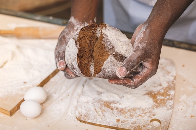 Afro-Amerikaanse man met schort en bakken