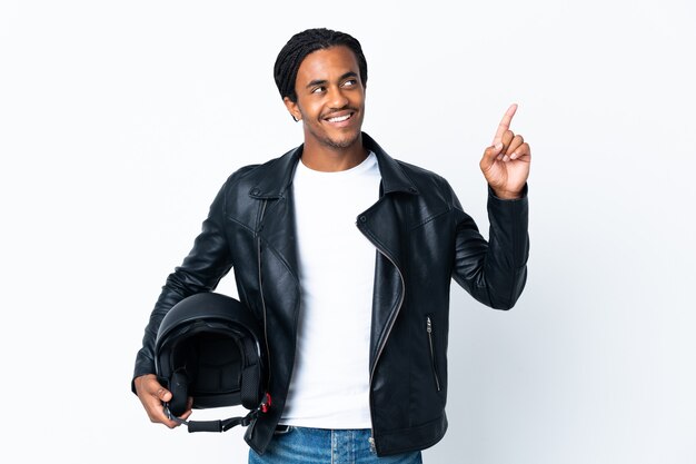 Afro-Amerikaanse man met vlechten met een motorhelm geïsoleerd op een witte achtergrond die een geweldig idee benadrukt