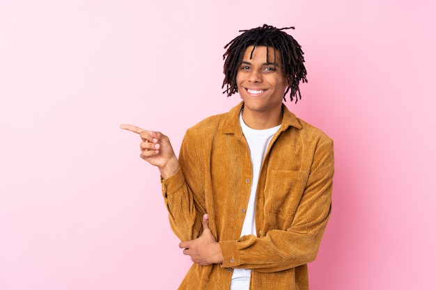 Afro-Amerikaanse man op roze muur