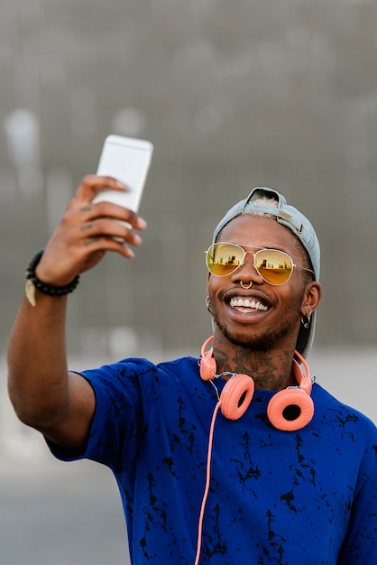 Afro-Amerikaanse man poseren voor een selfie buiten