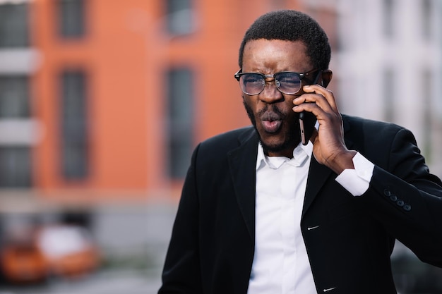 Afro-Amerikaanse man schreeuwt luid in de telefoon