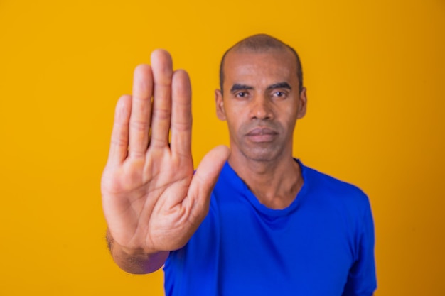 Afro-Amerikaanse man toont hand op teken om te stoppen met raciale vooroordelen