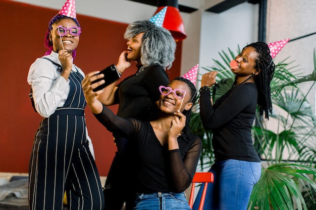 Afro-amerikaanse meisjes vieren de verjaardag van hun vriend, gelukkig, lachen en doen selfi