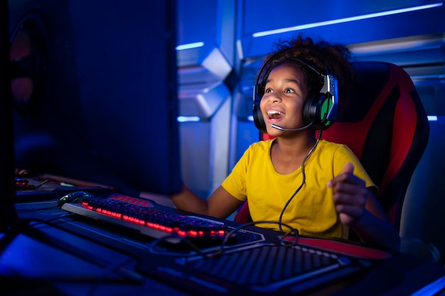 Afro-Amerikaanse meisjesgamer speelt videogames en viert het winnen van het toernooi