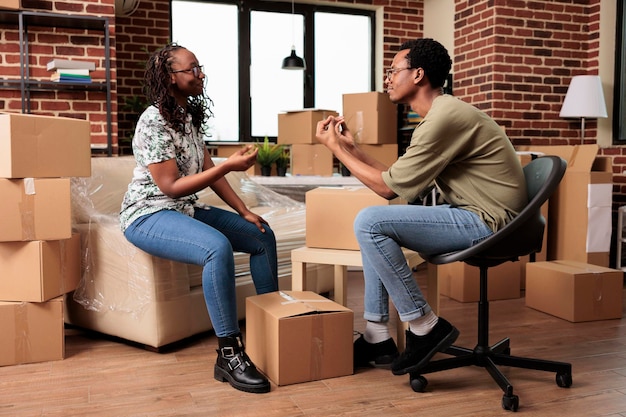 Afro-Amerikaanse mensen vechten over huisverhuizing, ruzie en afkeuring nadat ze samen in een gehuurd appartement zijn verhuisd. Ruzie en gevoel geïrriteerd over onroerend goed lening.