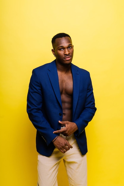 Afro-Amerikaanse millennial zakenman geïsoleerd op studio achtergrond succesvolle mannelijke formele pak
