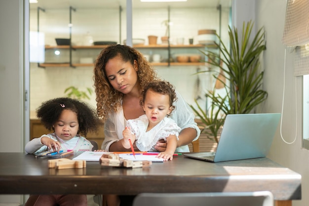 Afro-Amerikaanse moeder speelt thuis met haar dochters