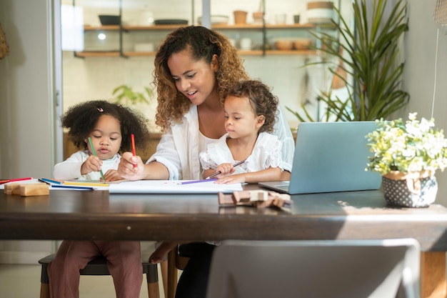 Afro-Amerikaanse moeder speelt thuis met haar dochters