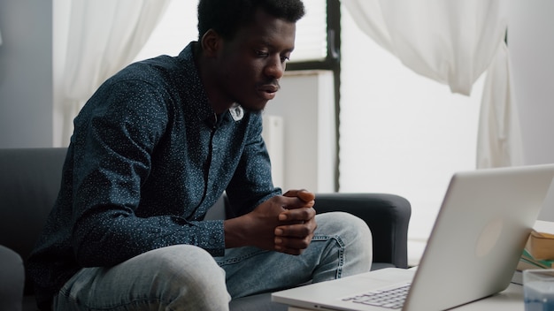 Afro-Amerikaanse ondernemer op afstand videogesprek vanuit zijn woonkamer