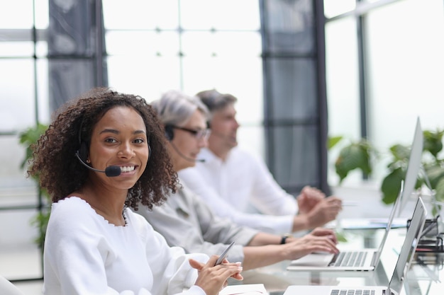 Afro-Amerikaanse operator lacht in een callcenter