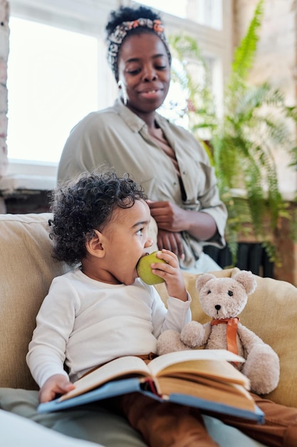 Afro-Amerikaanse peuter die appel eet