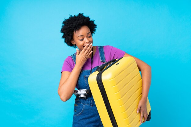 Afro Amerikaanse reiziger vrouw over blauwe muur