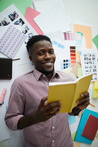 Afro-Amerikaanse student liggend op de vloer