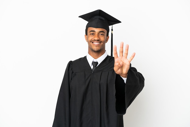 Afro-Amerikaanse universitair afgestudeerde man over geïsoleerde witte achtergrond gelukkig en vier tellen met vingers