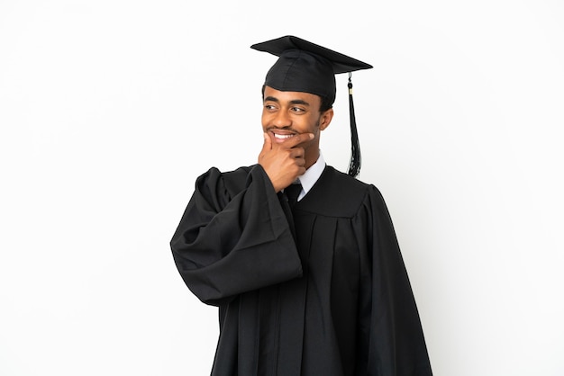 Afro-amerikaanse universitair afgestudeerde man over geïsoleerde witte achtergrond op zoek naar de zijkant