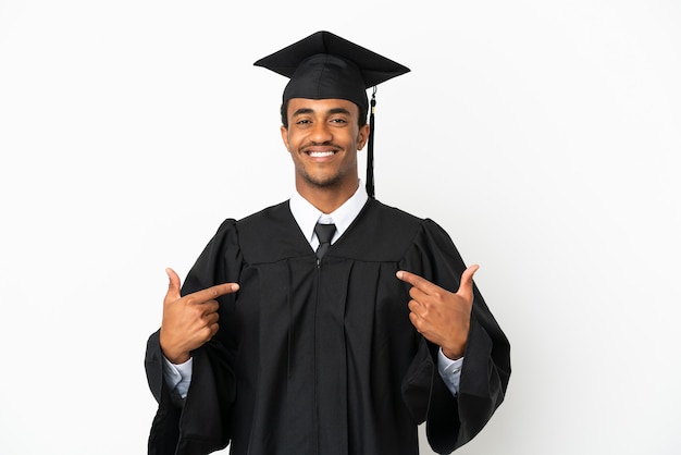 Afro-Amerikaanse universitair afgestudeerde man over geïsoleerde witte achtergrond trots en zelfvoldaan