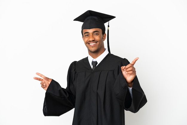 Afro-Amerikaanse universitair afgestudeerde man over geïsoleerde witte achtergrond wijzende vinger naar de laterals en happy