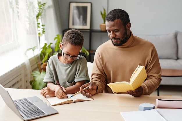 Afro-Amerikaanse vader helpt zoon studeren