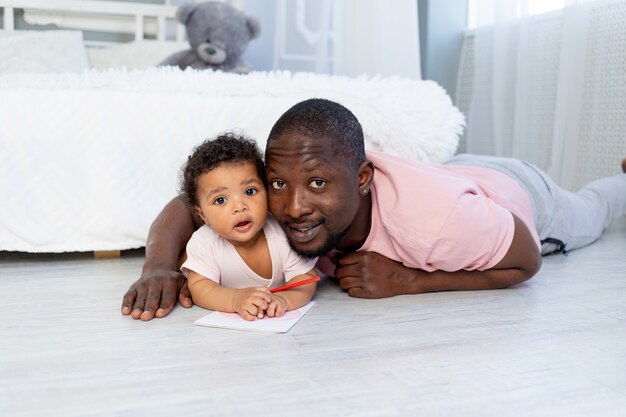 Afro-Amerikaanse vader knuffelt zoontje thuis