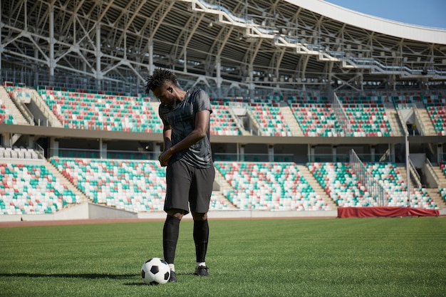 Afro-Amerikaanse voetballer tijdens wedstrijd in groot stadion