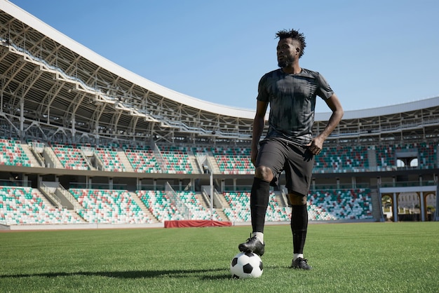 Afro-Amerikaanse voetballer tijdens wedstrijd in groot stadion