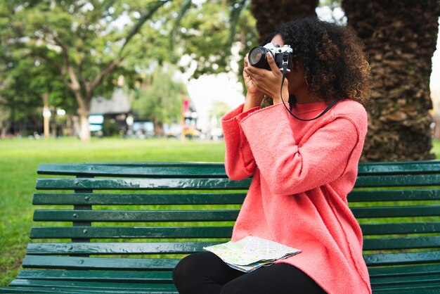 Afro-Amerikaanse vrouw die een kaart bekijkt.