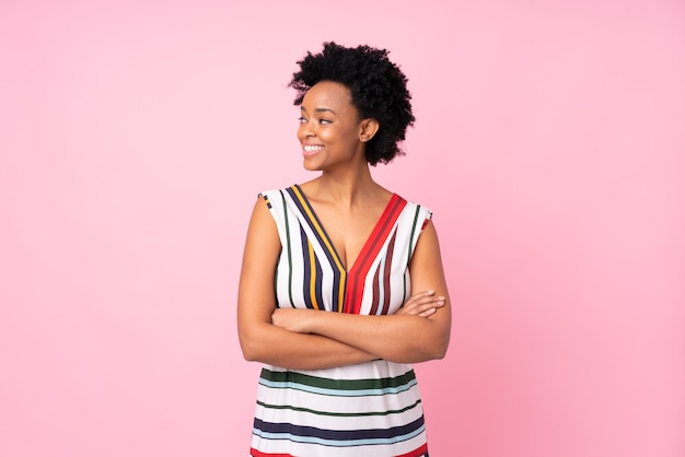 afro Amerikaanse vrouw die lacht geïsoleerd op roze achtergrond