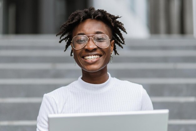 Afro-Amerikaanse vrouw die op afstand werkt