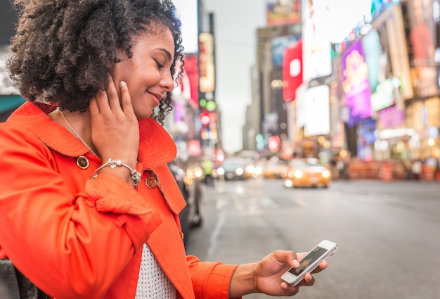 Afro-Amerikaanse vrouw die selfie in Time Square, New York