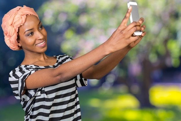 Afro-Amerikaanse vrouw en mobiele telefoon