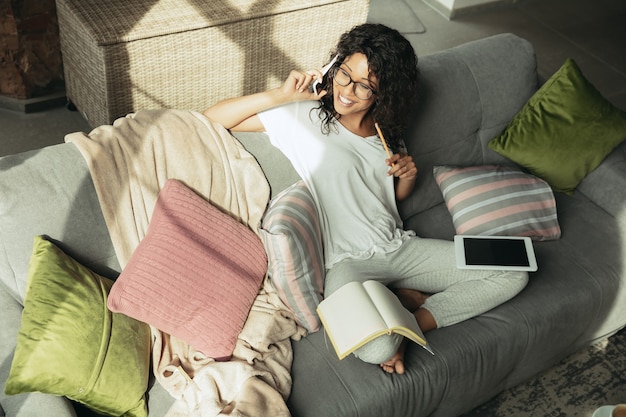 Afro-amerikaanse vrouw freelancer tijdens het werk in het kantoor aan huis