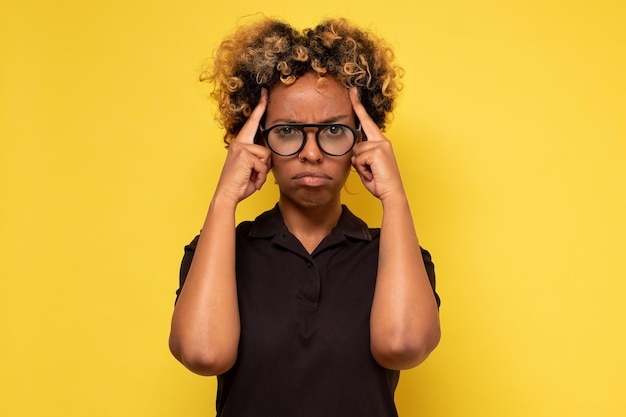 Foto afro-amerikaanse vrouw genereert een nieuw idee in gedachten kijkt bedachtzaam