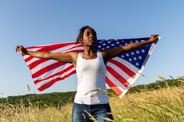 Afro-Amerikaanse vrouw gewikkeld in Amerikaanse vlag