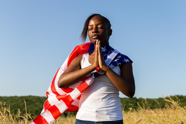 Afro-Amerikaanse vrouw gewikkeld in Amerikaanse vlag