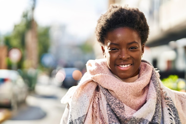 Afro-Amerikaanse vrouw glimlachend zelfverzekerd staande op straat