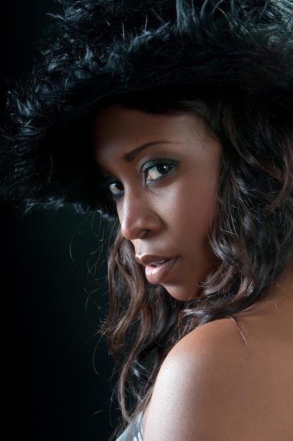Afro-Amerikaanse vrouw in close-up foto's met hoed