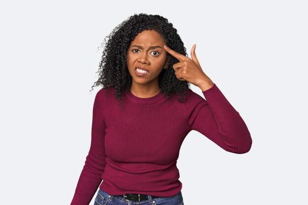 Foto afro-amerikaanse vrouw in een studio met een teleurstellingsgebaar met de wijsvinger