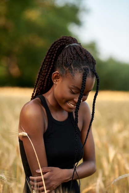 Afro-amerikaanse vrouw in een tarweveld afrikaanse mensen