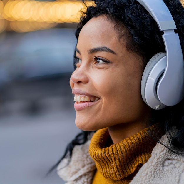 Afro-Amerikaanse vrouw, luisteren naar muziek buitenshuis