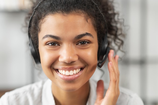 Afro-Amerikaanse vrouw met een headset.