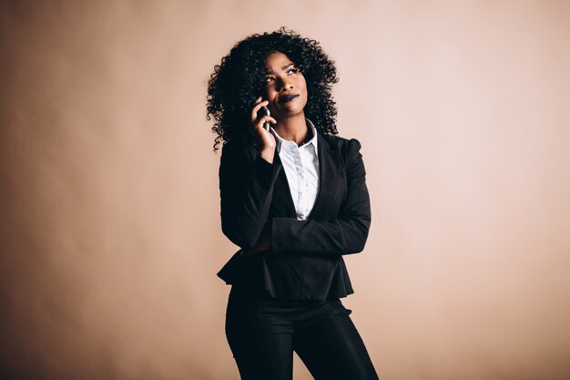 Afro-Amerikaanse vrouw met telefoon