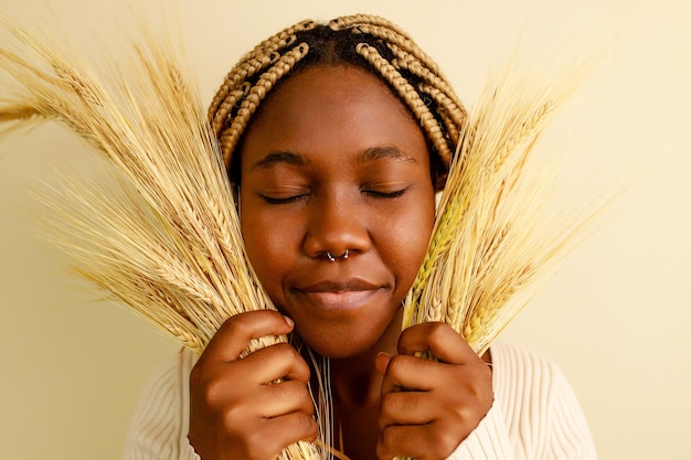 Afro-amerikaanse vrouw met vlechten en tarweplanten